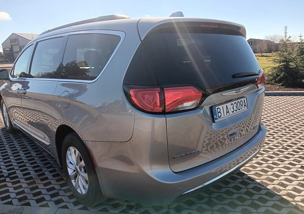 Chrysler Pacifica cena 76900 przebieg: 123000, rok produkcji 2016 z Łapy małe 211